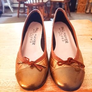 Paul Mayer Attitudes Gold Bow ""Titou" Captoe Kitten Pumps Women's Size 7.5B